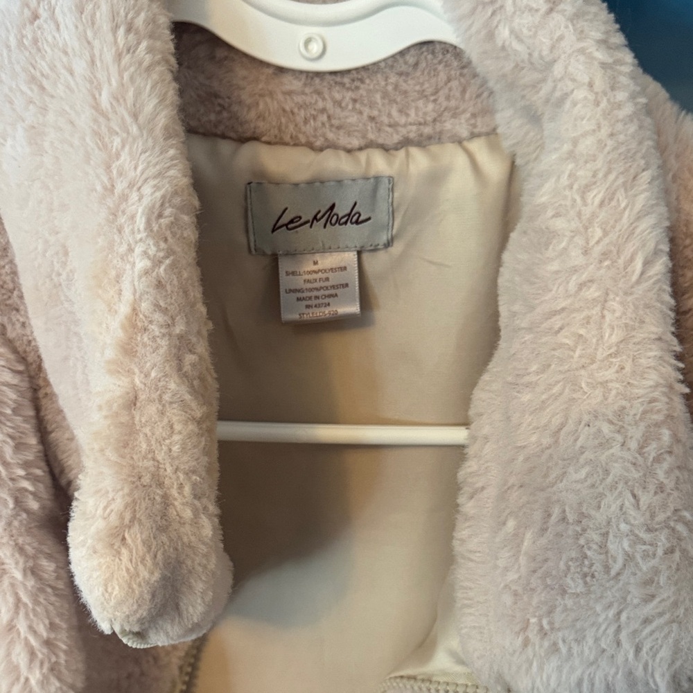Women's Cream Faux Fur Vest - Picture 2 of 9